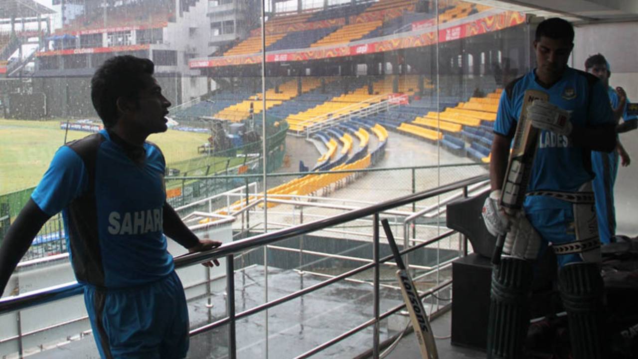 Mushfiqur Rahman and Ziaur Rahman stay indoors due to rain, Colombo, September 16, 2012