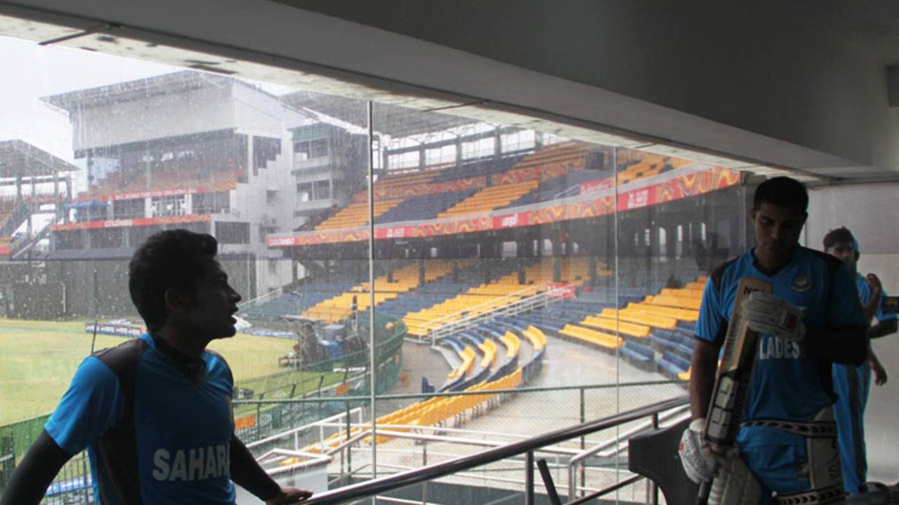 Mushfiqur Rahman and Ziaur Rahman stay indoors due to rain, Colombo, September 16, 2012