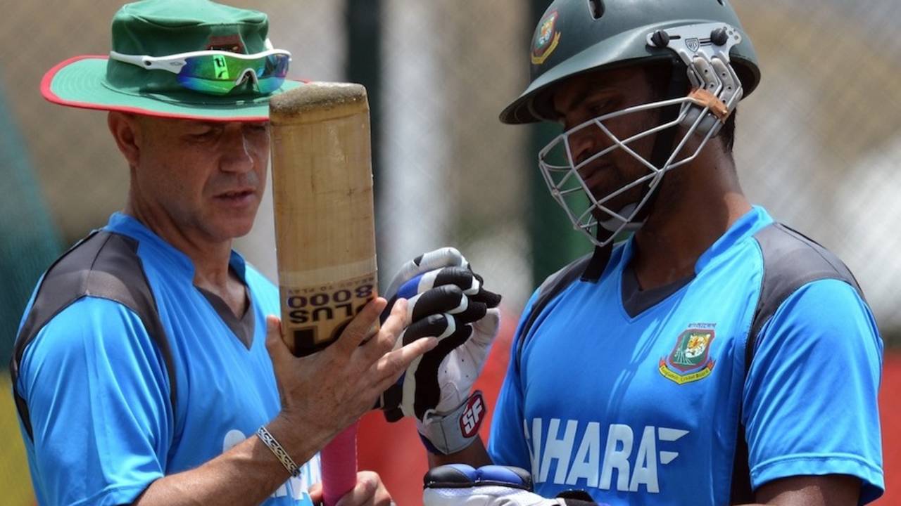 Richard Pybus examines Tamim Iqbal's bat, World T20 2012, Pallekele, September 20, 2012