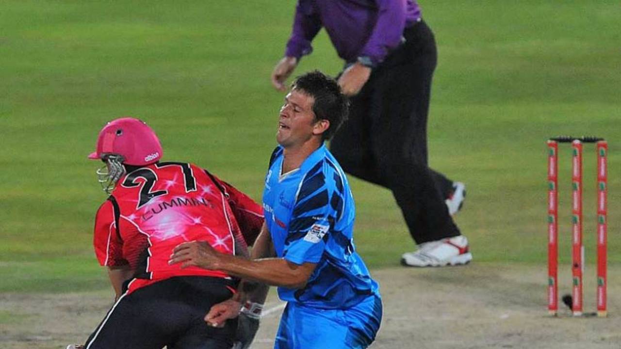 Pat Cummins and CJ de Villiers collide, Titans v Sydney Sixers, 2nd semi-final, Champions League T20, Centurion, October 26, 2012