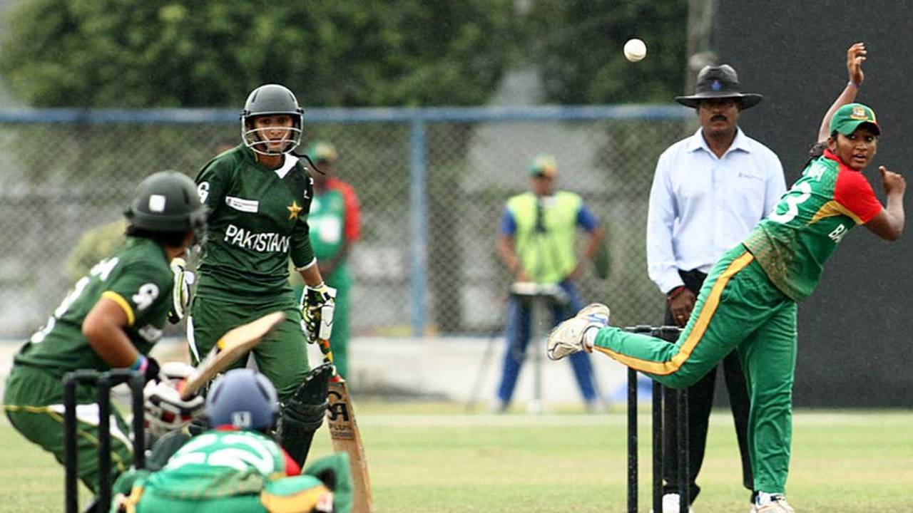 Bangladesh's Shukhtara Rahman bowls, Bangladesh v Pakistan, 2nd semi-final, ACC Women's T20 Asia Cup, Guangzhou, October 30, 2012