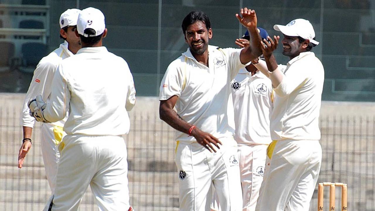 L Balaji celebrates a wicket, Tamil Nadu v Maharashtra, Ranji Trophy, Group B, 2nd day, Chennai, November 18, 2012
