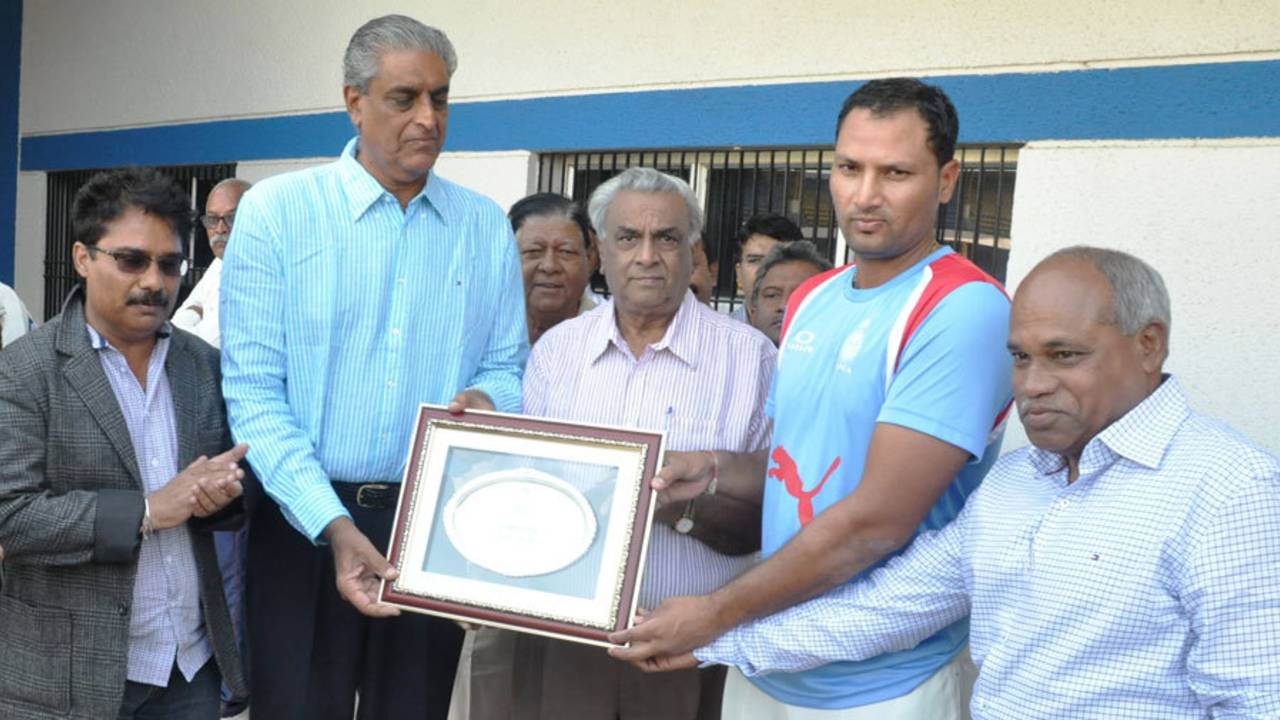 Devendra Bundela is recognised for playing his 100th Ranji match, Madhya Pradesh v Bengal, Ranji Trophy, 1st day, Indore, November 24, 2012