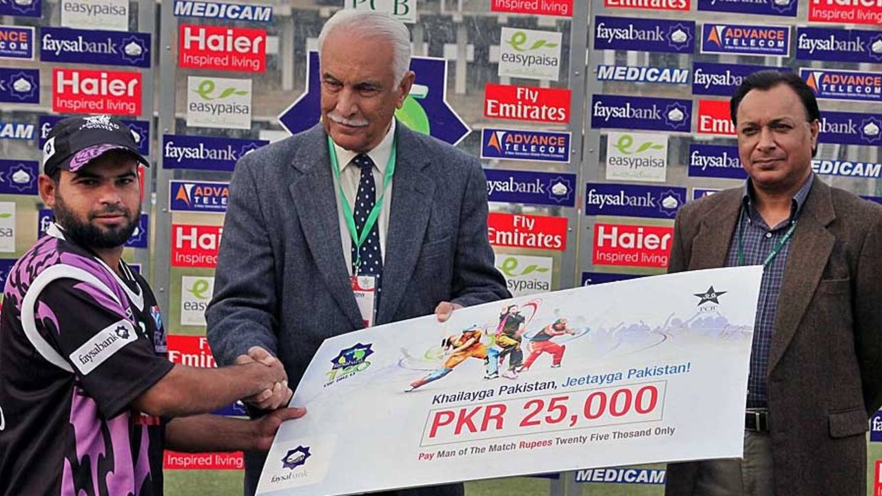Farrukh Shehzad was the man of the match against Lahore Eagles, Lahore Eagles v Faisalabad Wolves, Faysal Bank T-20 Cup 2012-13, Lahore, December 2, 2012
