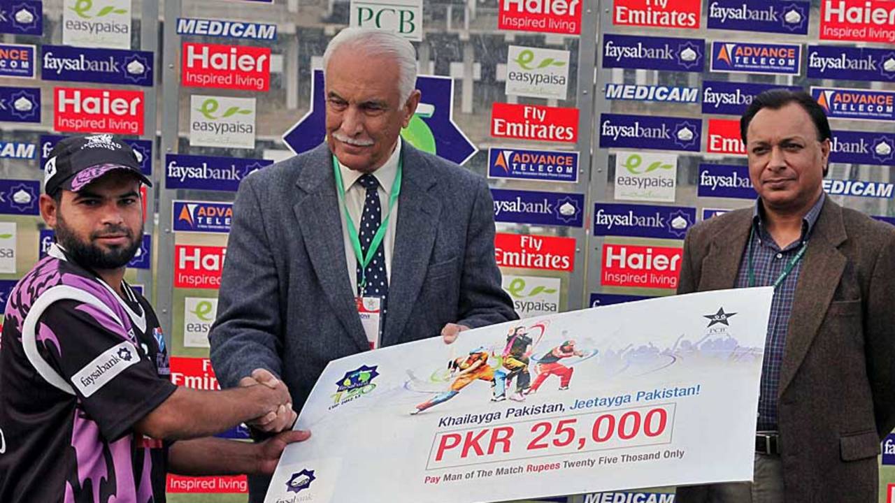 Farrukh Shehzad was the man of the match against Lahore Eagles, Lahore Eagles v Faisalabad Wolves, Faysal Bank T-20 Cup 2012-13, Lahore, December 2, 2012