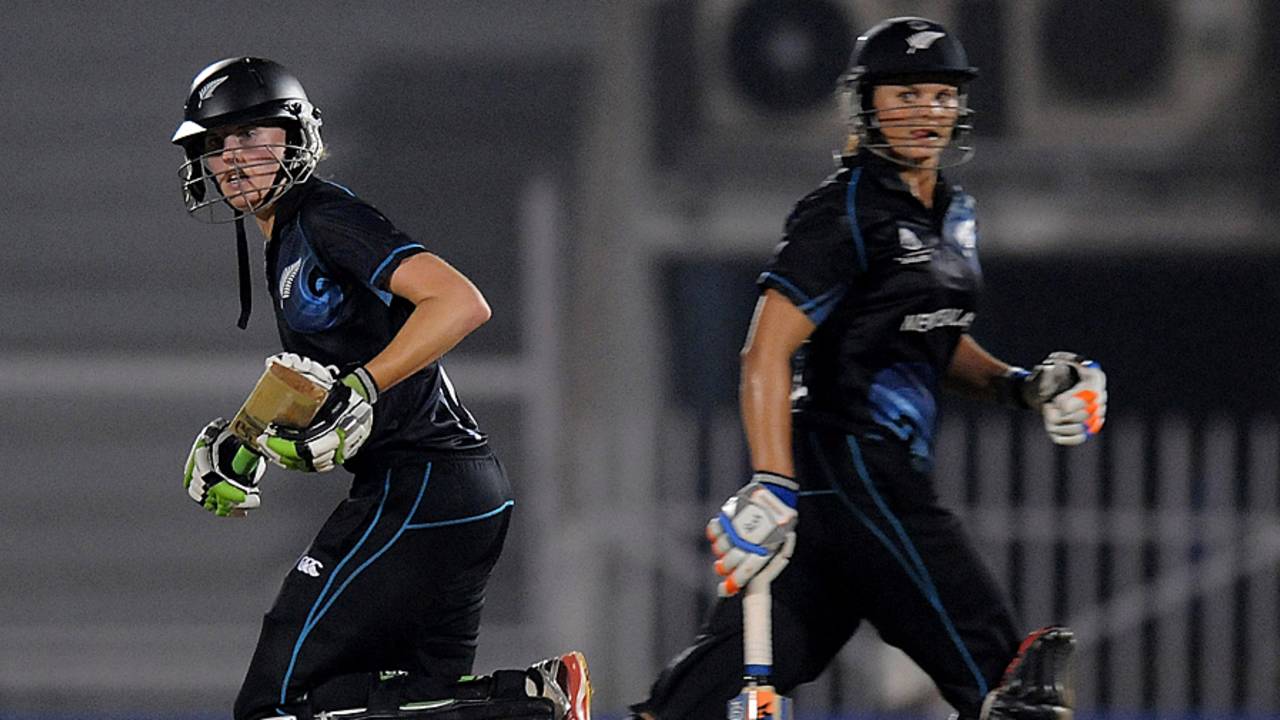 Amy Satterthwaite and Suzie Bates put on 134 runs for the second wicket, England v New Zealand, Women's World Cup 2013, Super Six, Mumbai, February 13, 2013