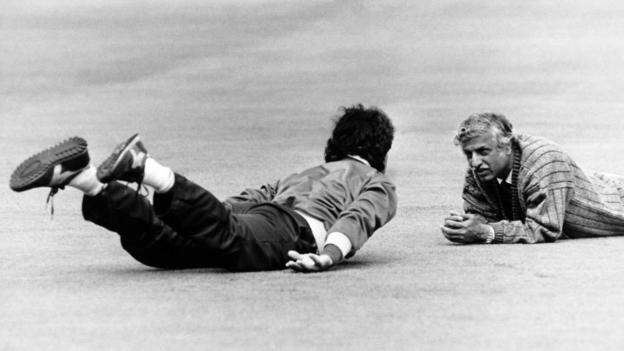 Pakistan manager Ahsan Haseeb talks to captain Imran Khan, August 5, 1987