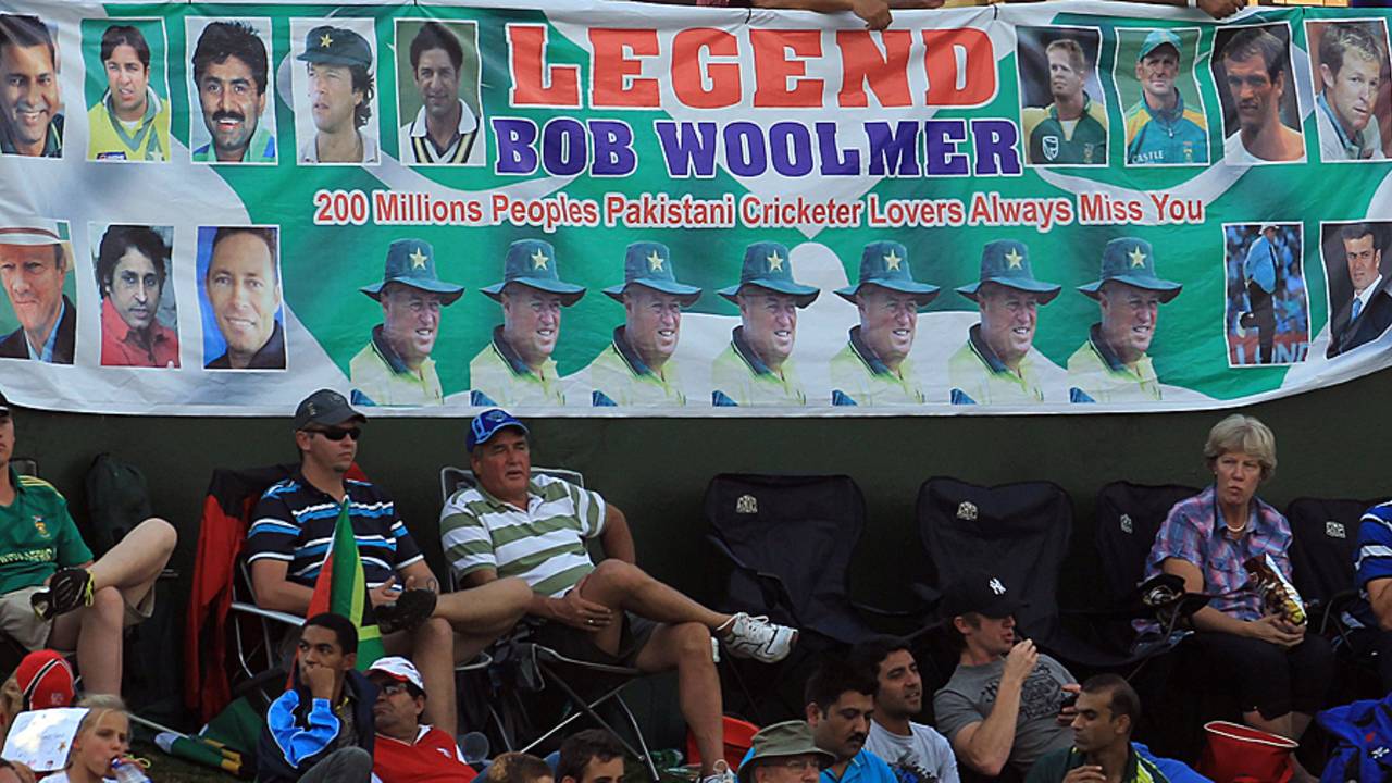 The crowd pays tribute to Bob Woolmer, South Africa v Pakistan, 2nd ODI, Centurion, March 15, 2013
