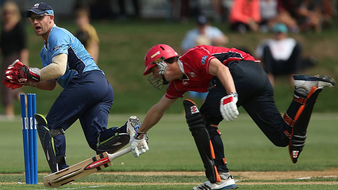 Gareth Hopkins runs out Matt Henry, Auckland v Canterbury, Ford Trophy, final, Auckland, March 31, 2013