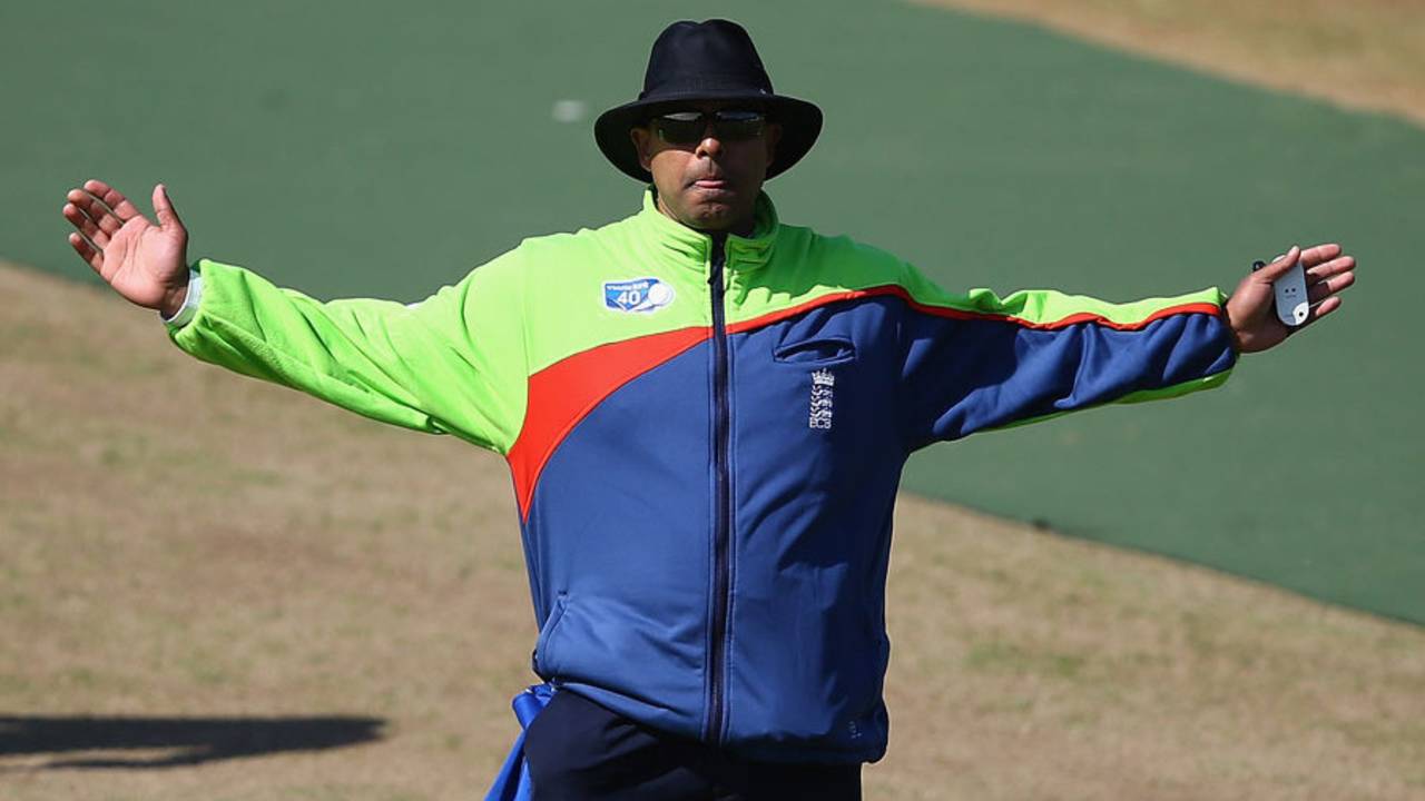 Ismail Dawood signals a wide, Northamptonshire v Warwickshire, Yorkshire Bank 40, Group A, Northampton, May, 27, 2013