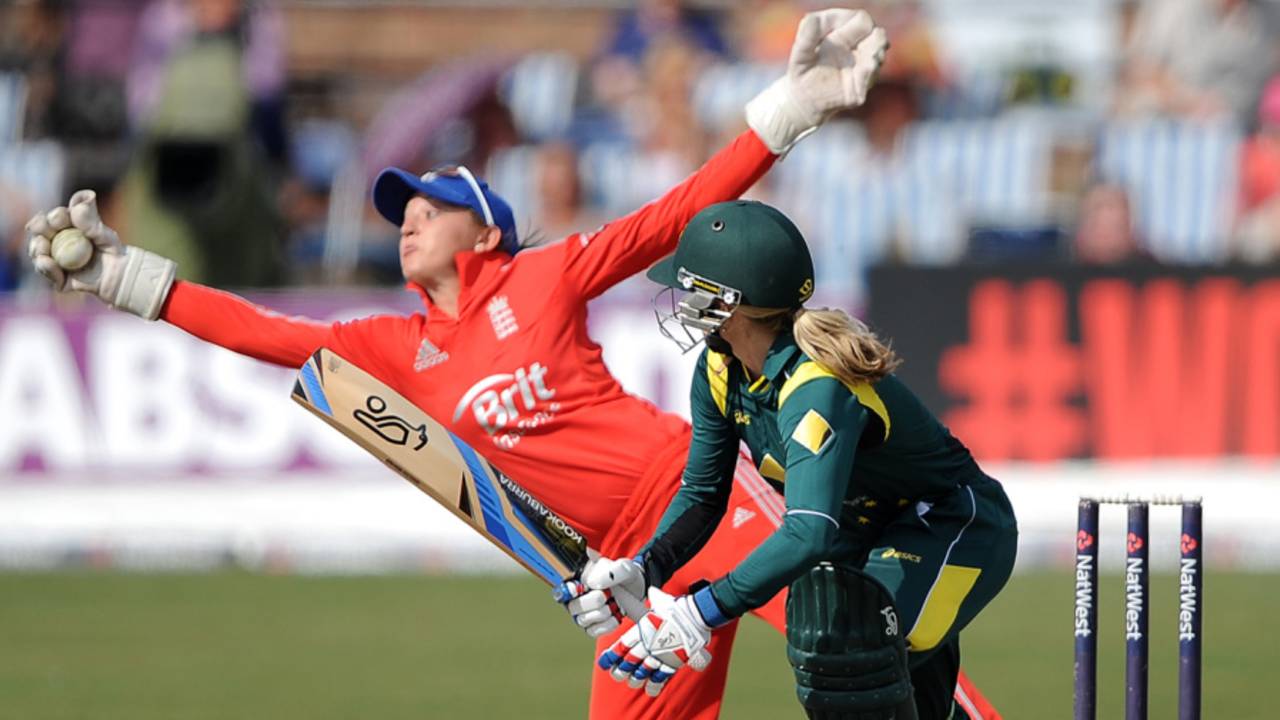 Sarah Taylor dives to pull off a stunner, England v Australia, 3rd women's ODI, Hove, August 25, 2013