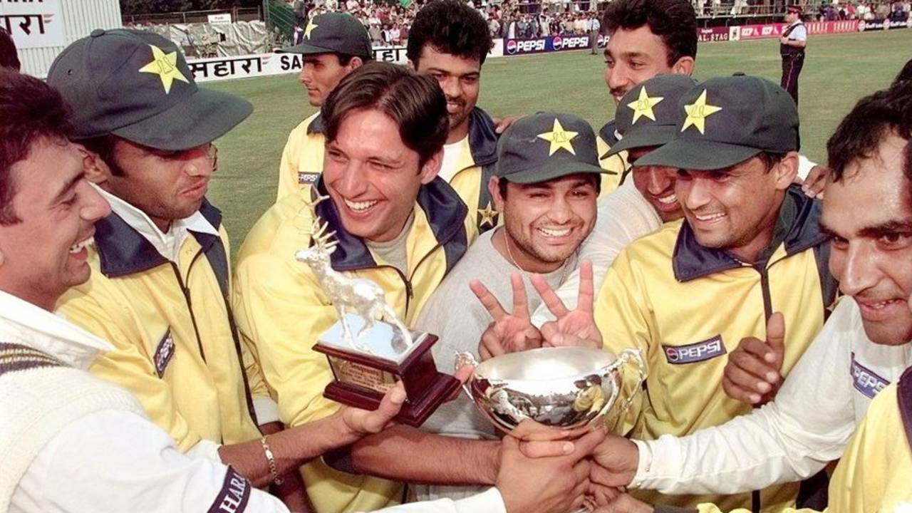 Pakistan celebrate with the Sahara Cup in 1998, Toronto