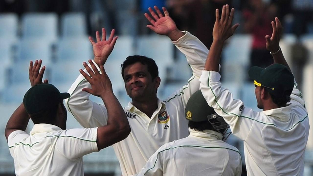 Abdur Razzak celebrates the wicket of Ross Taylor, Bangladesh v New Zealand, 1st Test, Chittagong, day 1, October 9, 2013