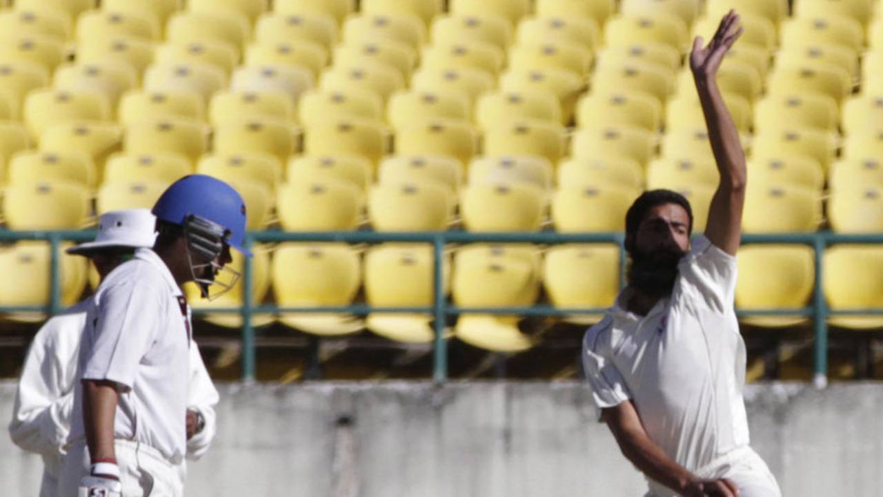 Mohammed Mudhasir bowling in Dharamsala, Himachal Pradesh v Jammu & Kashmir, Ranji Trophy, Group C, Dharamsala, November 15, 2013