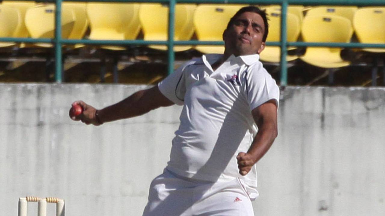 Vikramjeet Malik gets ready to release the ball, Assam v Himachal Pradesh, Ranji Trophy, Group C, Dharamsala, 1st day, November 28, 2013