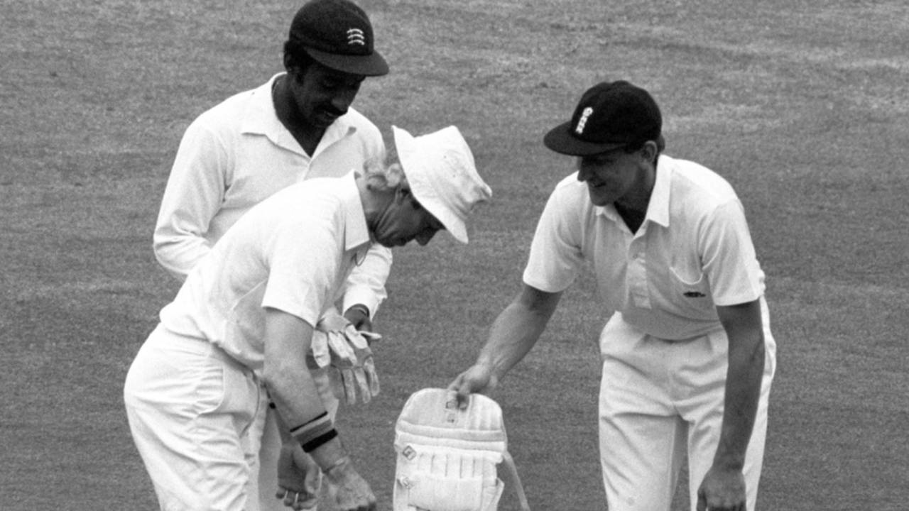 Bill Athey helps substitute keeper Bob Taylor put his pads on while Roland Butcher holds the gloves, England v New Zealand, 1st Test, Lord's, 2nd day, July 25, 1986