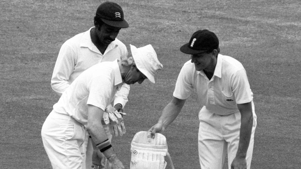 Bill Athey helps substitute keeper Bob Taylor put his pads on while Roland Butcher holds the gloves, England v New Zealand, 1st Test, Lord's, 2nd day, July 25, 1986