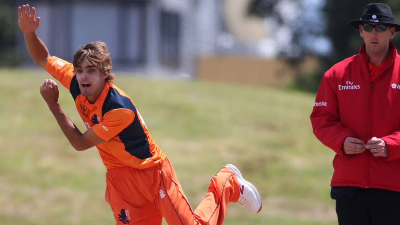 Michael Rippon in his bowling stride, Netherlands v Uganda, World Cup 2015 qualifiers, Group B, Mount Maungunai, January 13, 2014