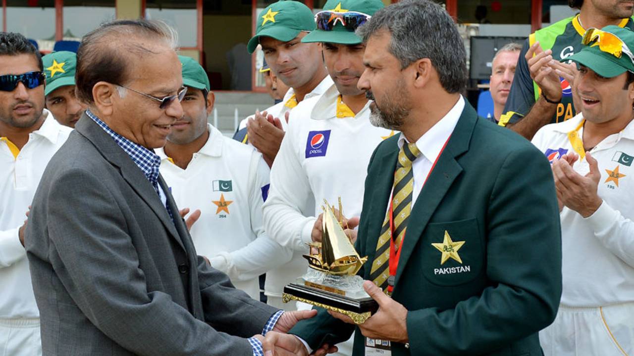 Moin Khan presents Qamar Ahmed with a memento on the latter's 400th Test as a reporter, Pakistan v Sri Lanka, 3rd Test, 1st day, Sharjah, January 16 2014