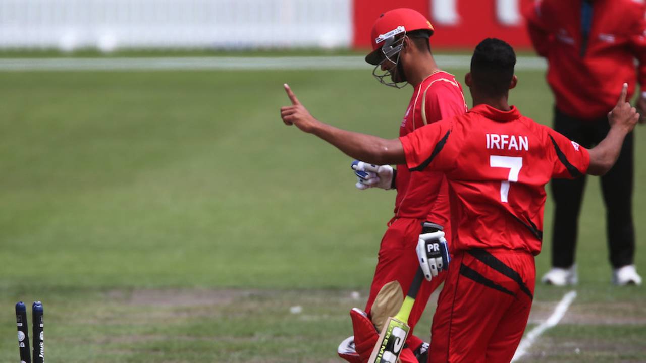 Irfan Ahmed hits the stumps to run out Harvir Baidwan, Canada v Hong Kong, World Cup 2015 qualifiers, Rangiora, January 17, 2014