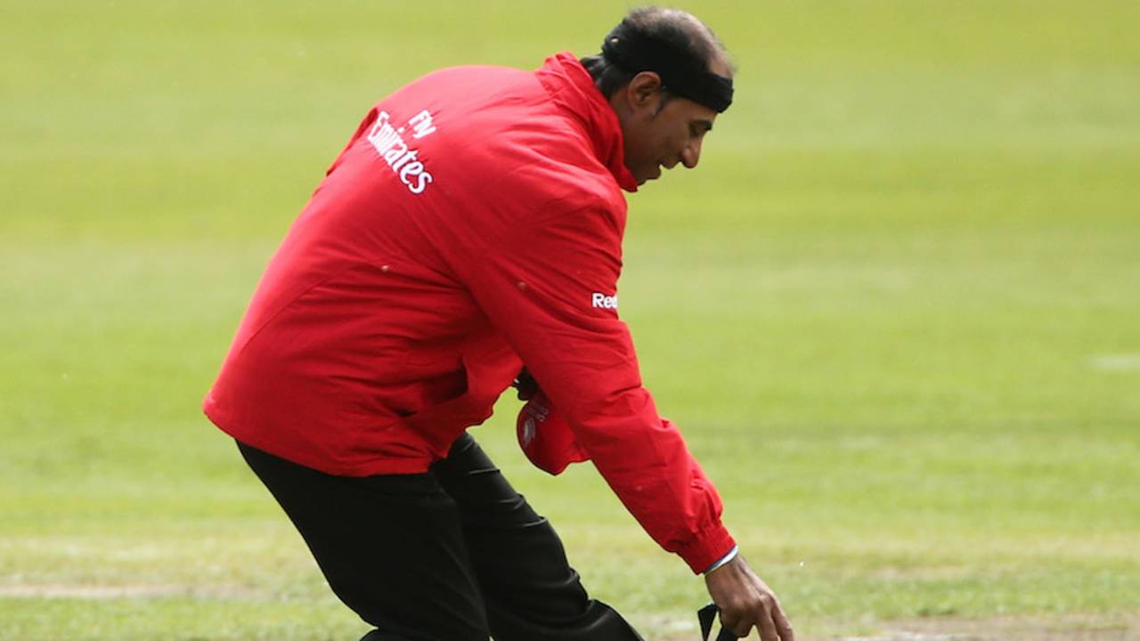 Gone with the wind: Umpire Enamul Haque loses his hat, Canada v Hong Kong, World Cup 2015 qualifiers, Rangiora, January 17, 2014