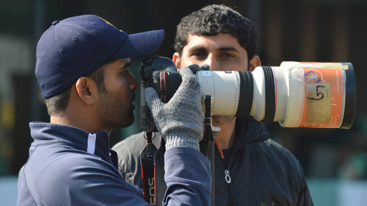 Vinay Kumar gets behind the camera, Punjab v Karnataka, Ranji Trophy, semi-final, Mohali, 3rd day, January 20, 2014