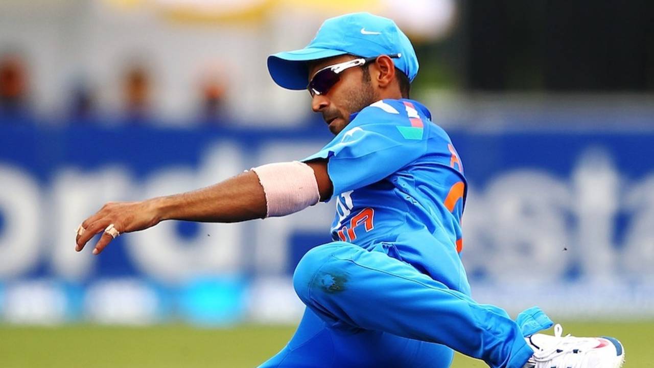Ajinkya Rahane slides while fielding, New Zealand v India, 2nd ODI, Hamilton, January 22, 2014
