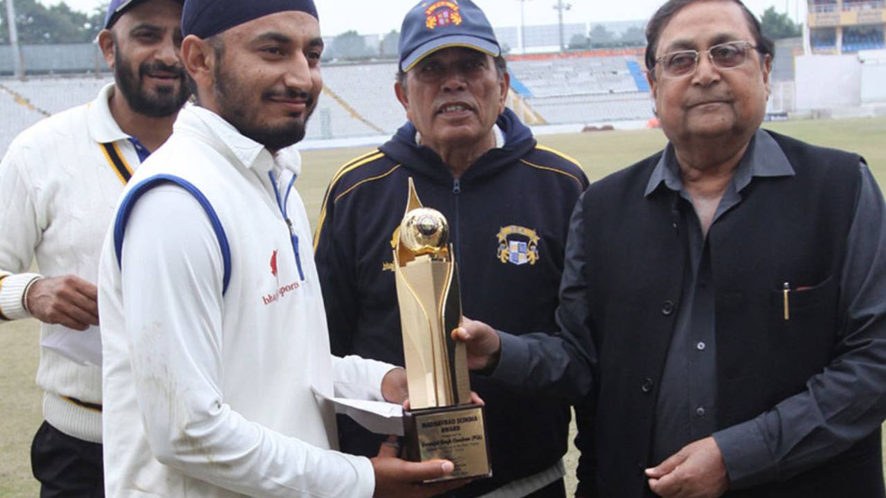 Jiwanjot Singh receives an award for topping the run-charts last season, Punjab v Karnataka, Ranji Trophy semi-final, 4th day, Mohali, January 21, 2014