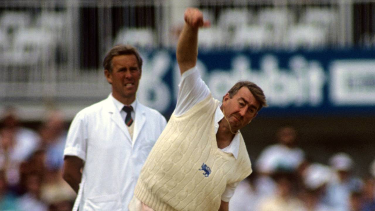 Eddie Hemmings bowls, England v New Zealand, 2nd ODI, Texaco Trophy, The Oval, May 25, 1990
