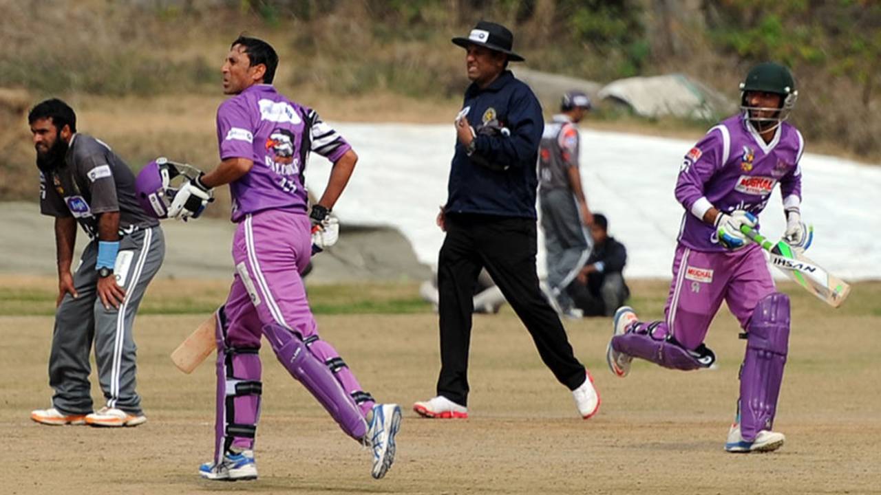 Younis Khan and Yasir Hameed run between the wickets, Abbottabad Falcons v Bahawalpur Stags, Faysal Bank T20 Cup, Islamabad, February 10, 2014 