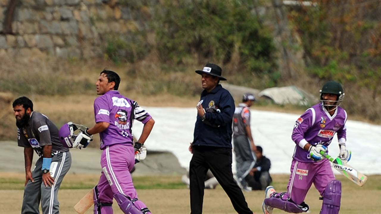 Younis Khan and Yasir Hameed run between the wickets, Abbottabad Falcons v Bahawalpur Stags, Faysal Bank T20 Cup, Islamabad, February 10, 2014 