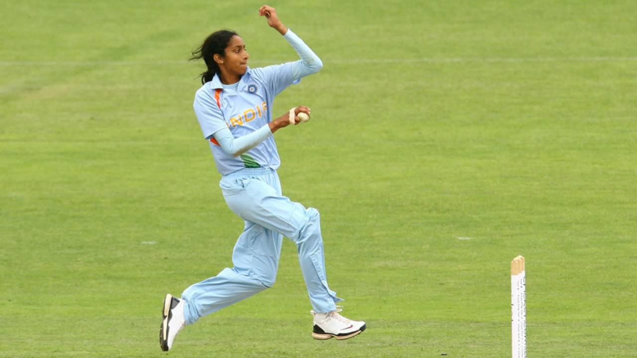 Snehal Pradhan bowls, Australia Women v India Women, 4th ODI, Sydney, November 8, 2008
