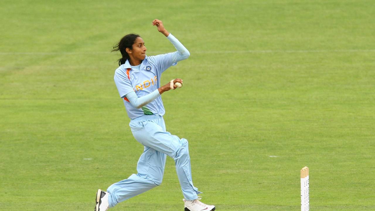 Snehal Pradhan bowls, Australia Women v India Women, 4th ODI, Sydney, November 8, 2008