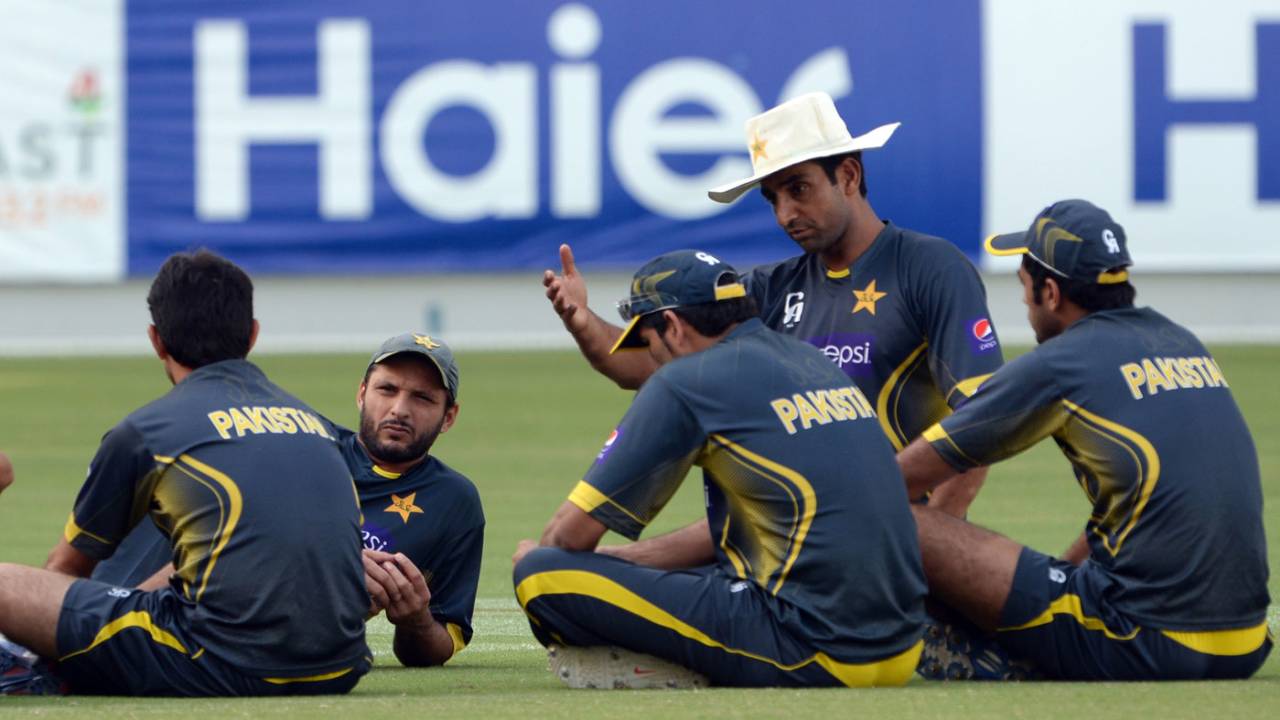 Pakistan's bowling coach, Mohammad Akram (in the white hat), talks to his players, Dubai, November 3, 2013