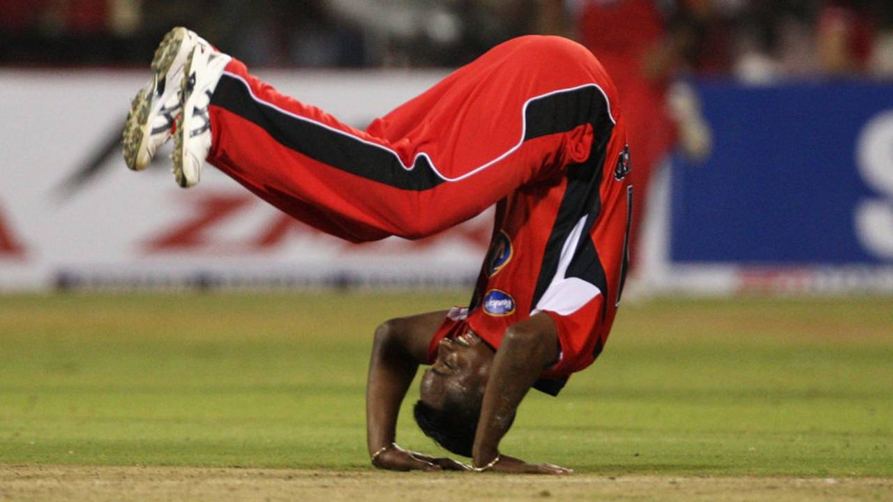 Dave Mohammed goes head over heels, Somerset v Trinidad and Tobago, Champions League T20, Group A, Bangalore, October 12, 2009