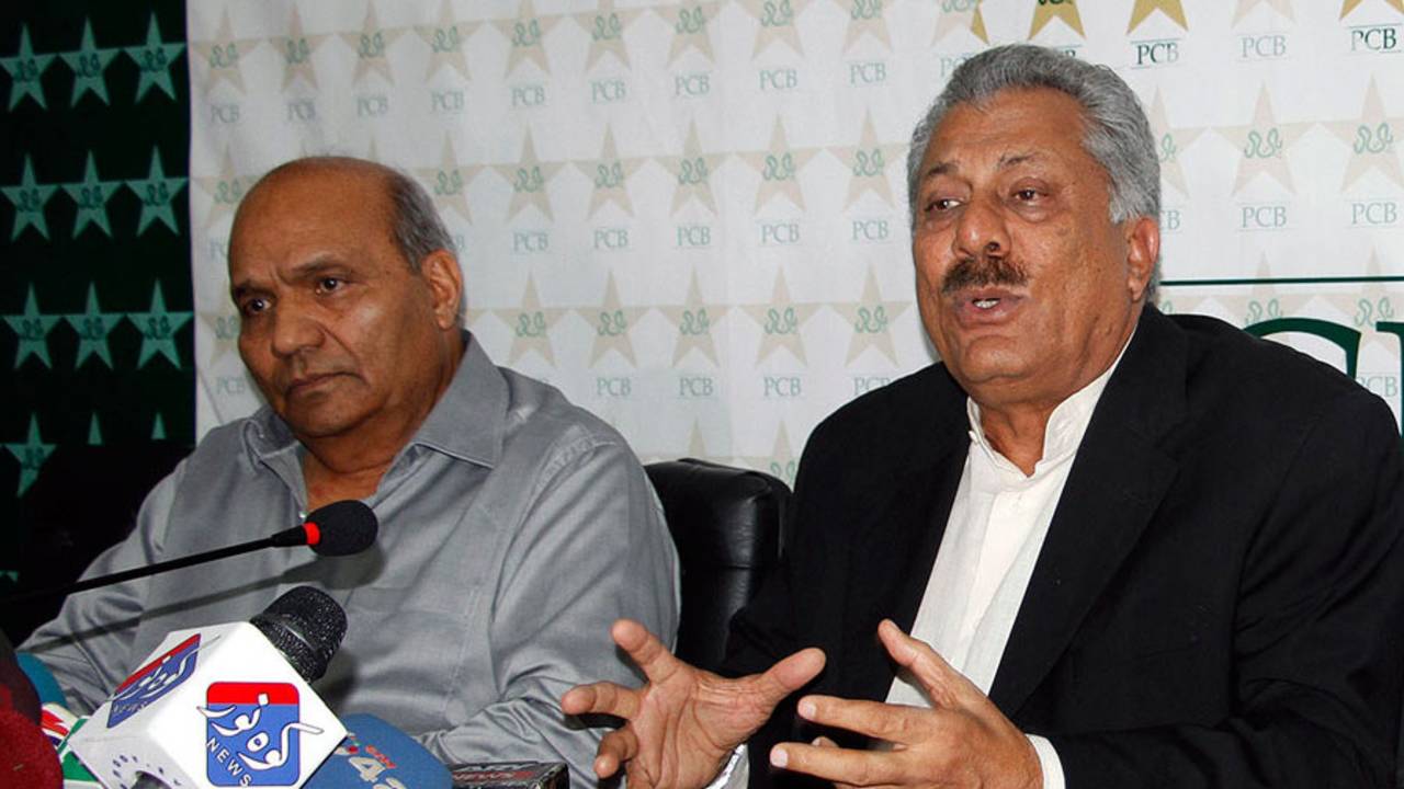 Intikhab Alam and Zaheer Abbas at a press conference, Lahore, May 9, 2014
