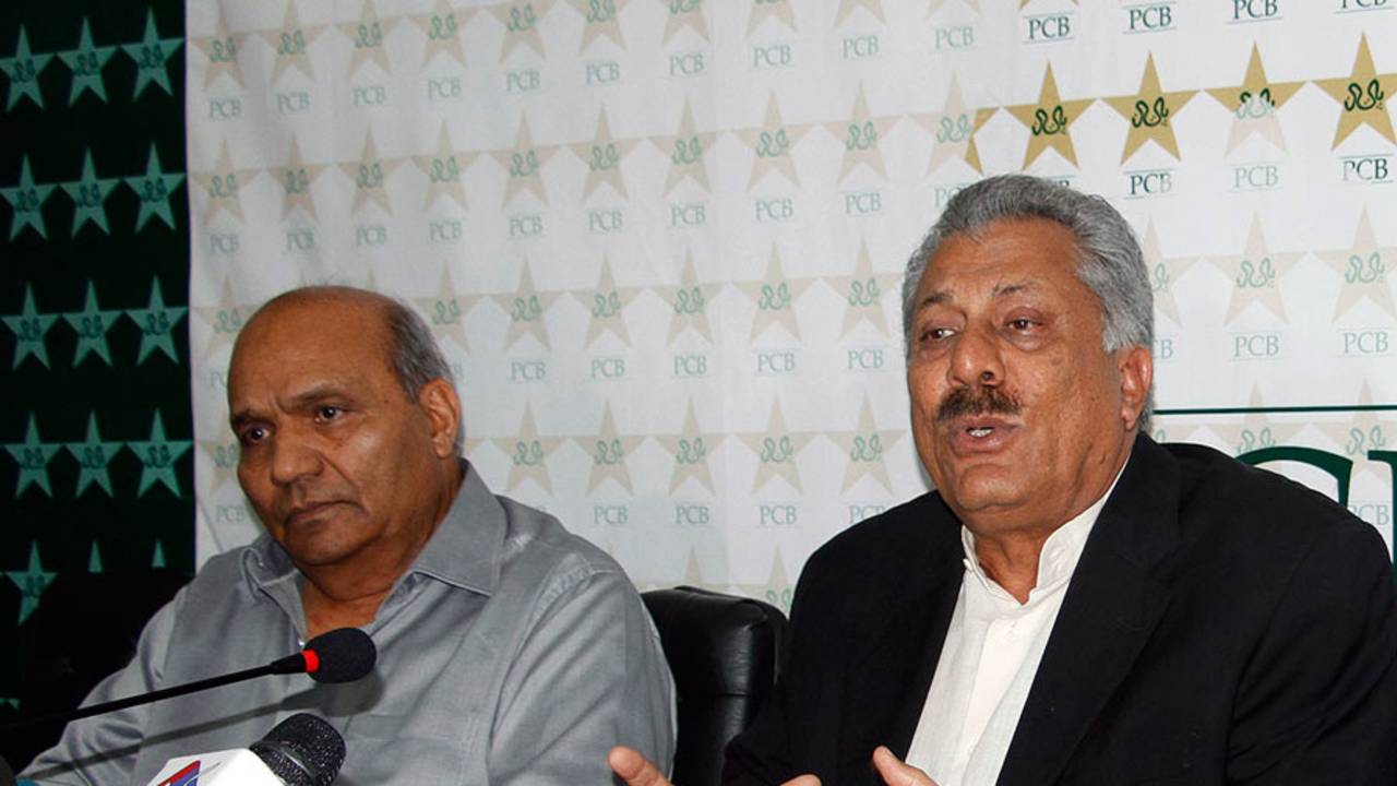 Intikhab Alam and Zaheer Abbas at a press conference