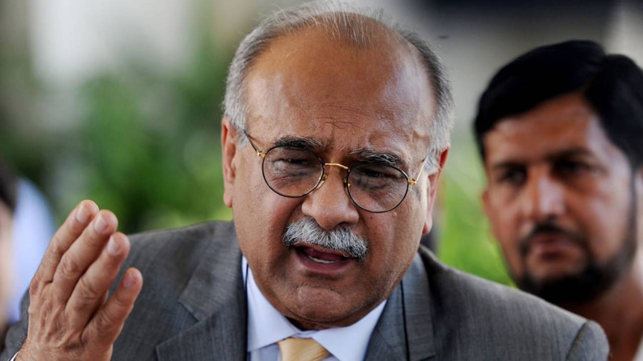 Najam Sethi speaks to the media outside the Supreme Court, Islamabad, May 21, 2014