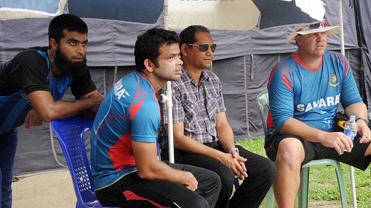 Suhrawadi Shuvo, Abdur Razzak, Habibul Bashar and Heath Streak at a training session, Mirpur, June 5, 2014
