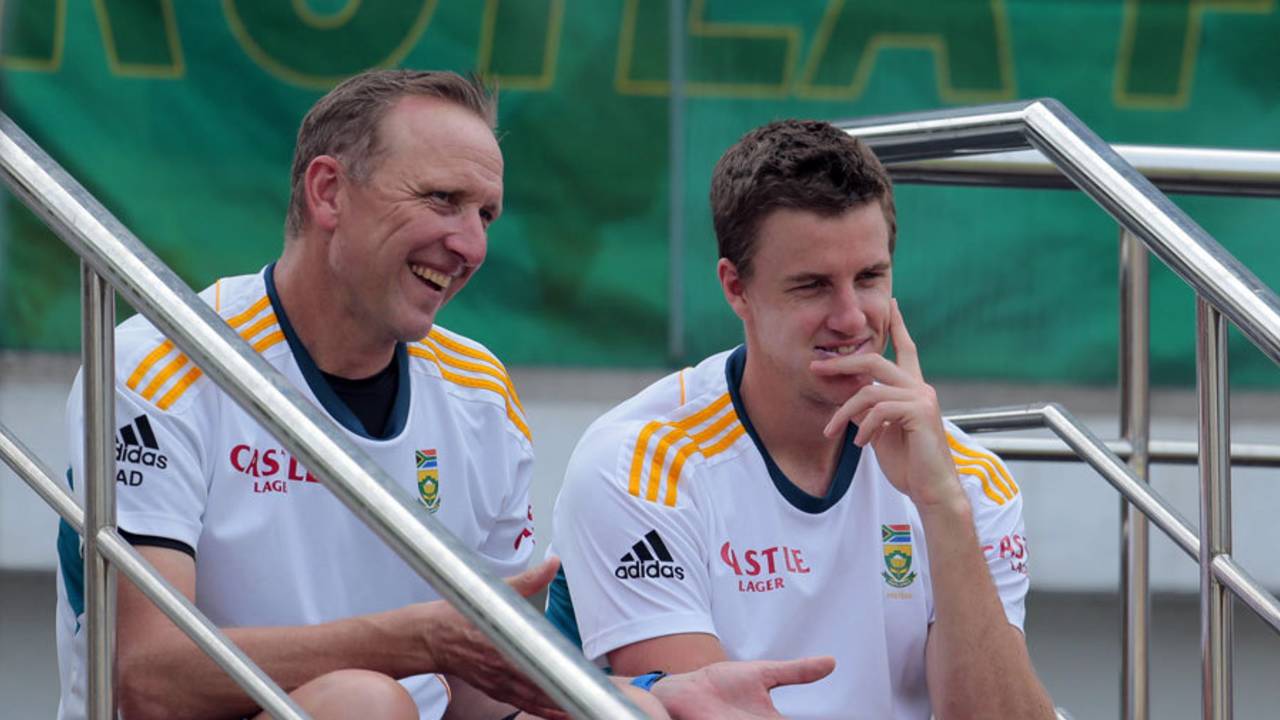 Allan Donald converses with Morne Morkel during a training session, Colombo, July 5, 2014