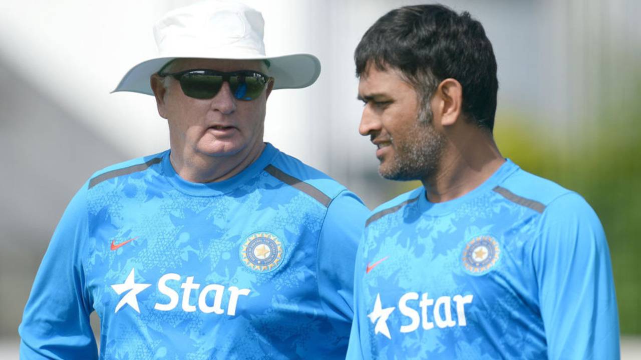 Duncan Fletcher talks with MS Dhoni, Old Trafford, August 5, 2014