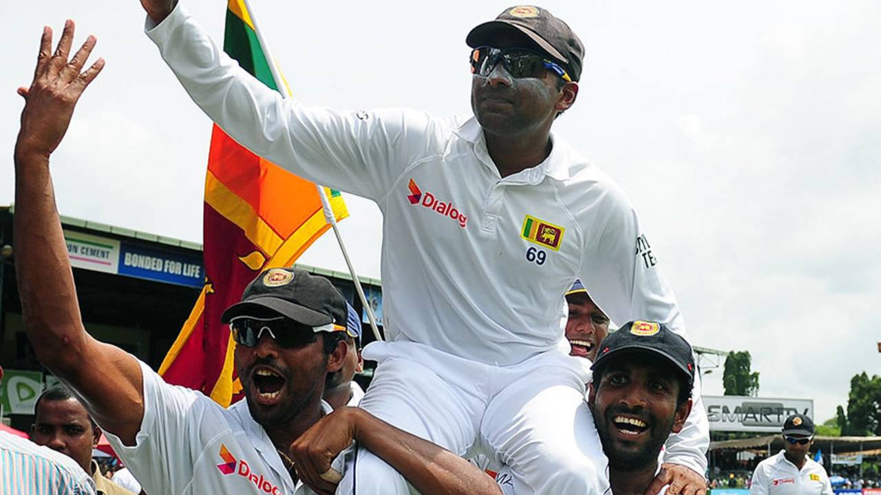 Chanaka Welegedara and Dhammika Prasad chair Mahela Jayawardene around the outfield, Sri Lanka v Pakistan, 2nd Test, SSC, 5th day, August 18, 2014