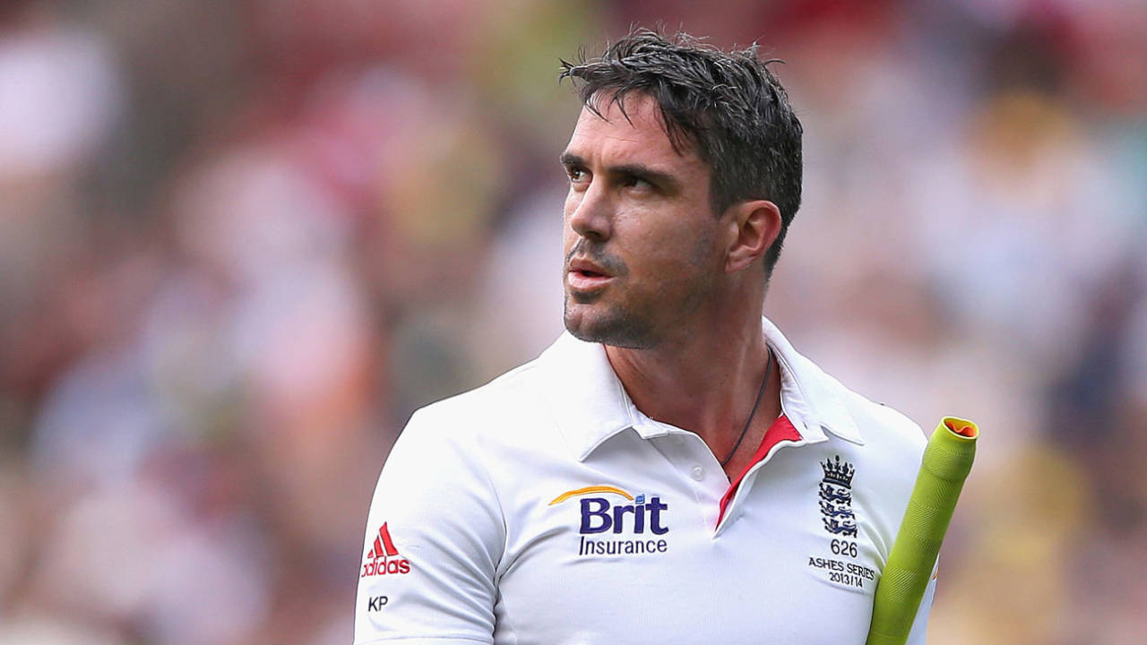 Kevin Pietersen walks back after being bowled, Australia v England, 4th Test, MCG, 2nd day, December 27, 2013