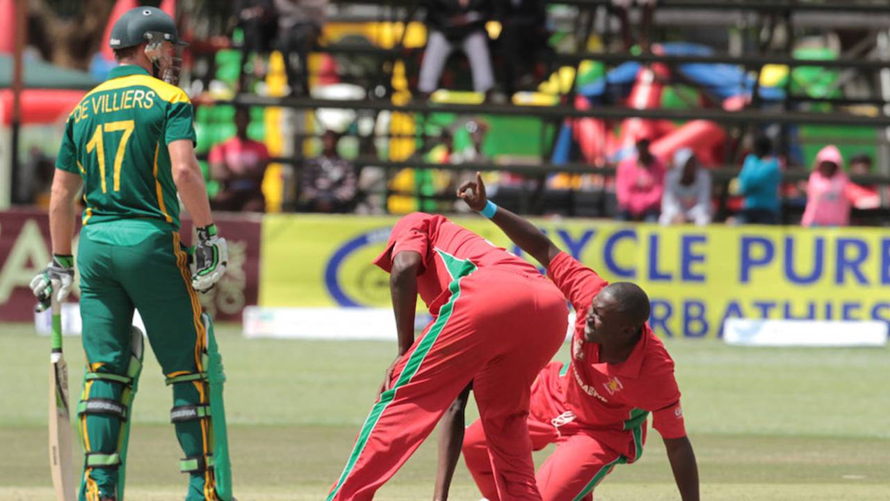 AB de Villiers fell to another bizarre run out, Zimbabwe v South Africa, tri-series, Harare, September 4, 2014