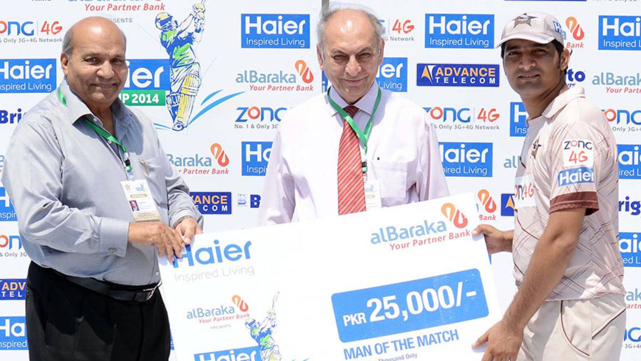 Shoaib Laghari poses with his Man of the Match cheque, Hyderabad Hawks v Quetta Bears, Haier Cup National T20, Karachi, September 17, 2014