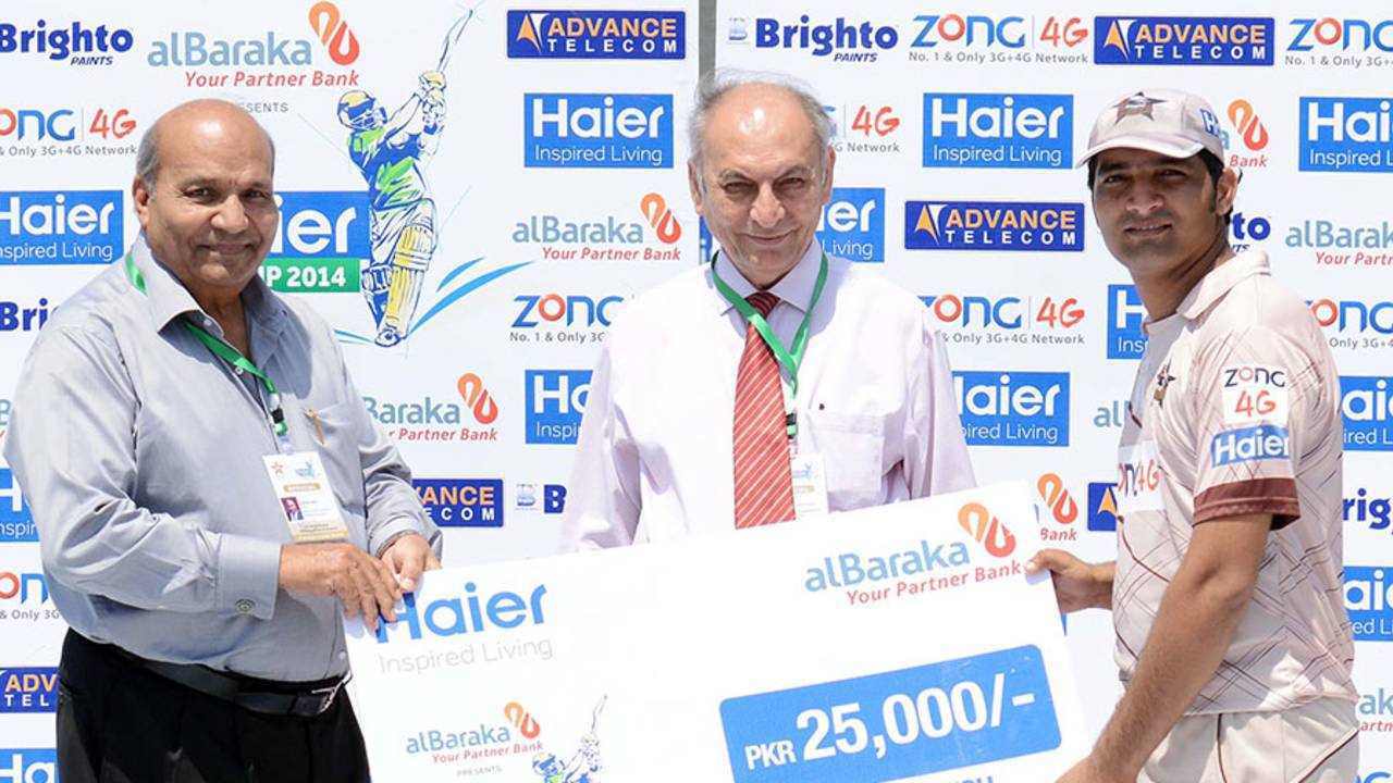 Shoaib Laghari poses with his Man of the Match cheque, Hyderabad Hawks v Quetta Bears, Haier Cup National T20, Karachi, September 17, 2014