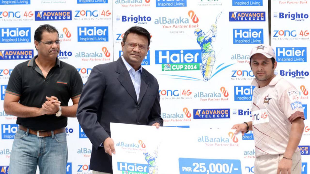 Azeem Ghumman receives the Man-of-the-Match award for his unbeaten 50, Hyderabad Hawks v Larkana Bulls, Haier Cup National Twenty20, Group A, Karachi, September 21, 2014