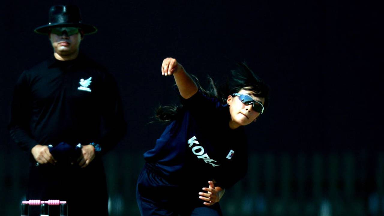 Yebin Ka tosses in a delivery, South Korea women v Hong Kong women, Asian Games, Incheon, September 22, 2014