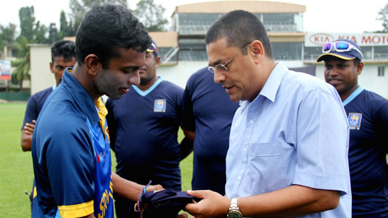 Saveen Nanayakkara receives his cap on Under-19 debut from Ranjan Madugalle, Colombo, October 3, 2014