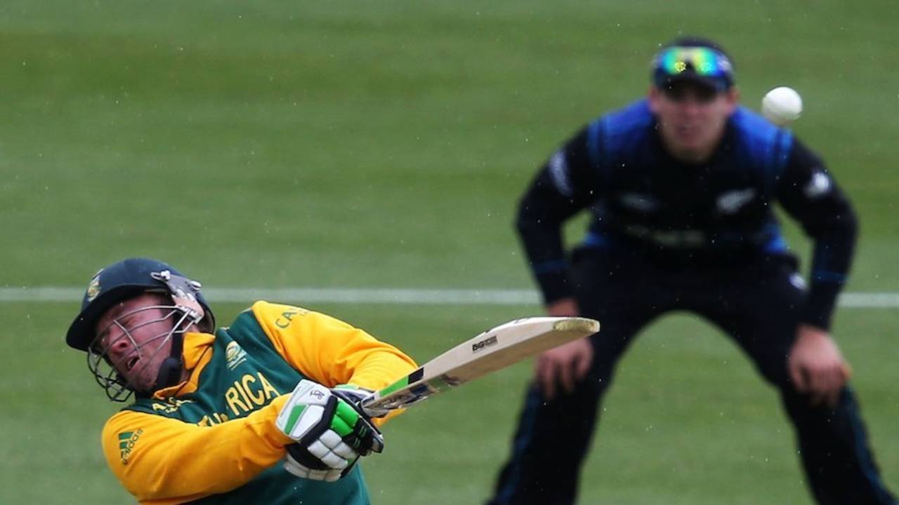 AB de Villiers was hurried by a short ball, New Zealand v South Africa, 3rd ODI, Hamilton, October 27, 2014